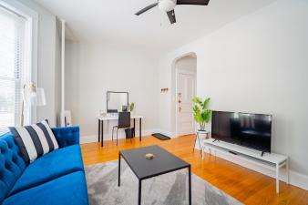 hotel 2BR Apartment in Lively Neighborhood of Wrigley Field - Grac, Chicago