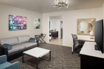 DoubleTree Suites by Hilton Hotel Detroit Downtown - Fort Sh